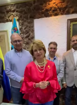 Iraida Villasmil, presidenta del Consejo Legislativo del Estado Zulia con la directiva de La Mundial de Seguros